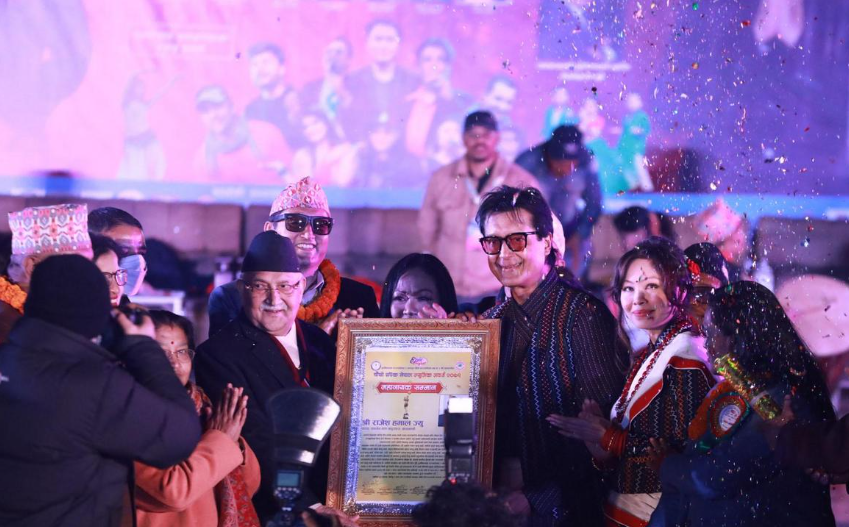 KP Oli awarded Rajesh Hamal the honor of ‘Mahanayak’