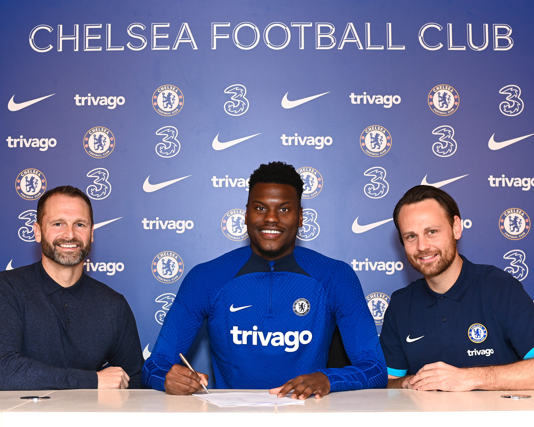 Chelsea sign Monaco defender Benoit