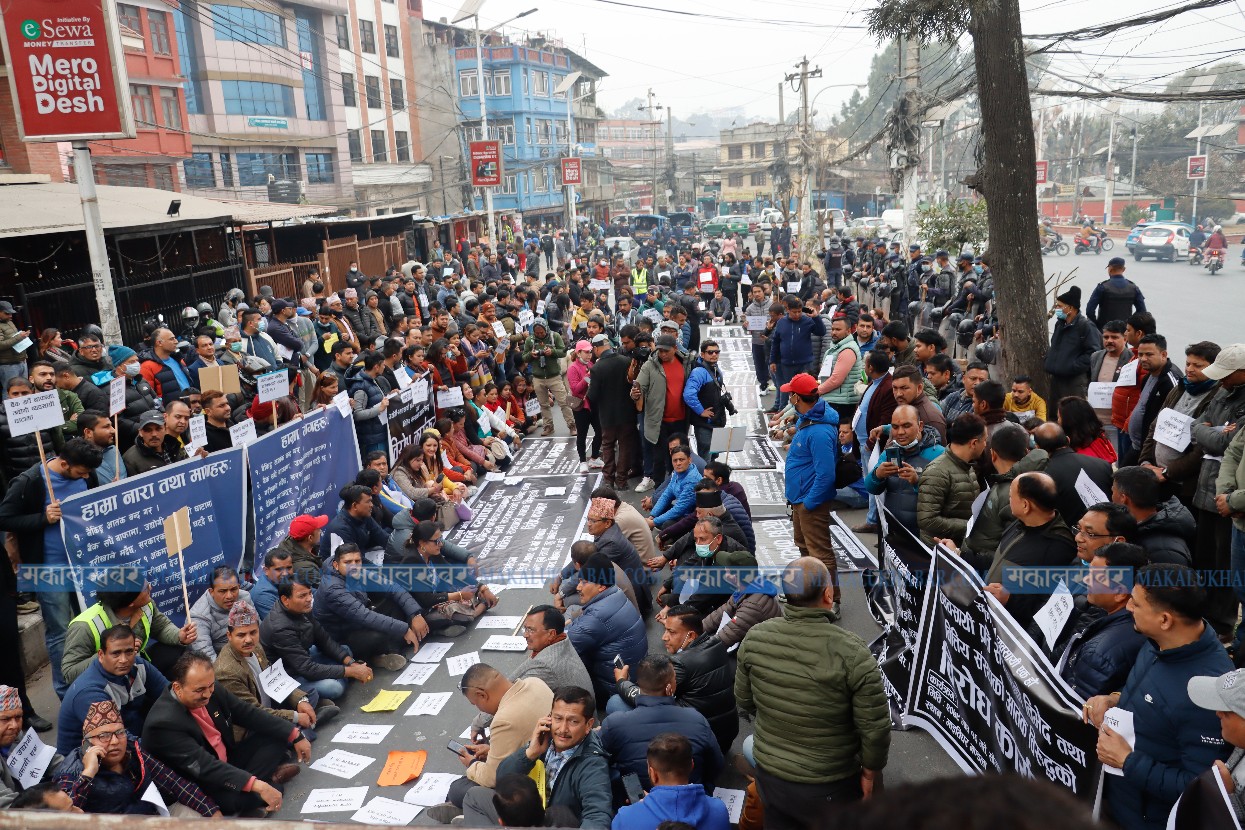 Traders protest against high bank interest rates (photos included)