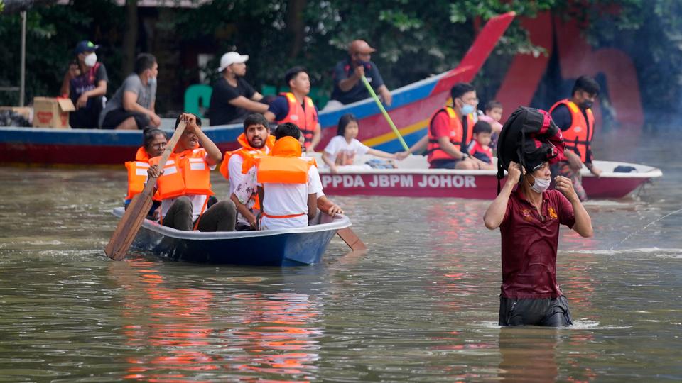 Thousands displaced as floods hit Malaysia