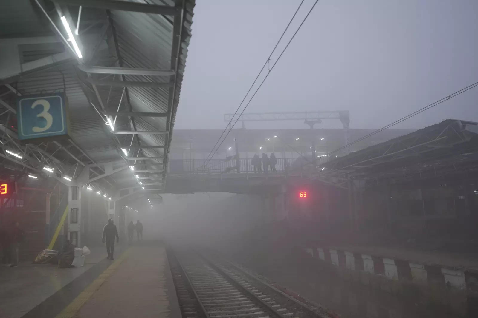 Dense fog hampers air, rail, road traffic in Indian capital
