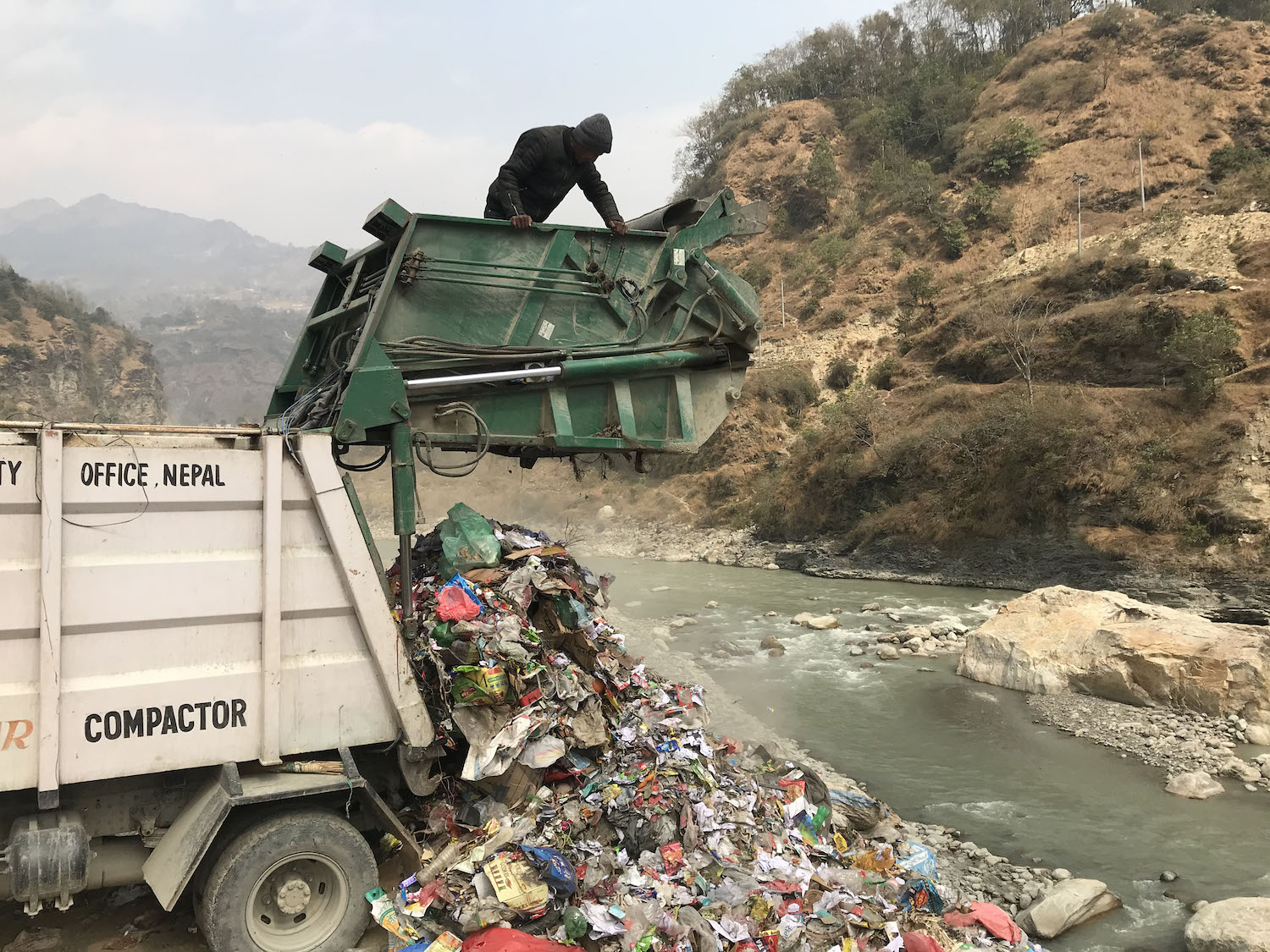 Rampant garbage piles raise stink along Kali Gandaki corridor