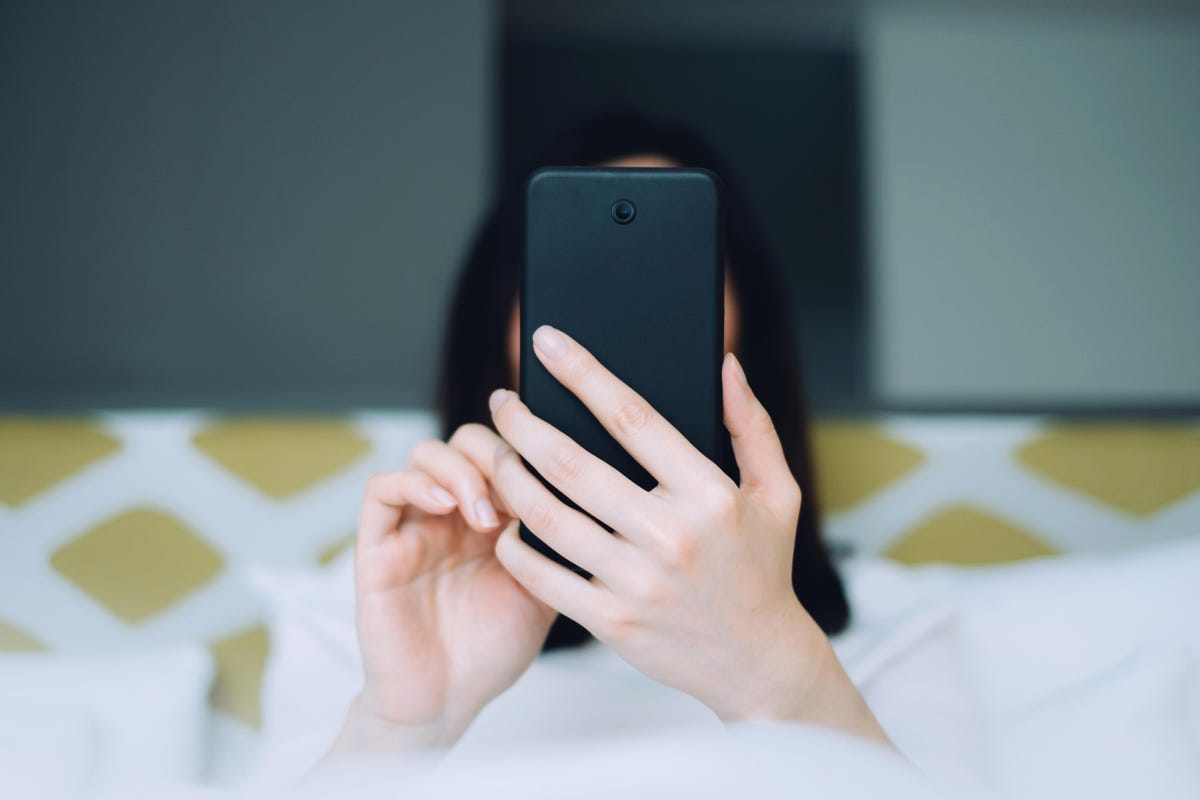 Scrolling phones right after wake up is dangerous: study