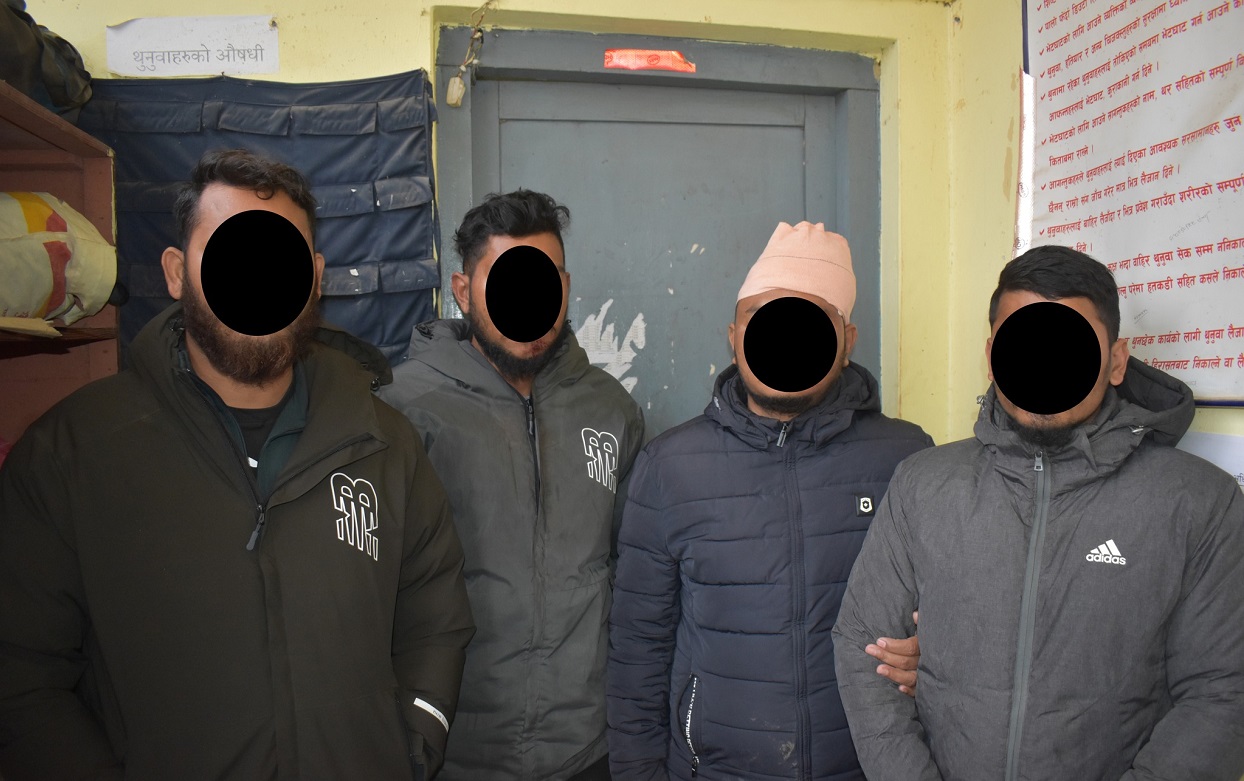 Four people nabbed after fleeing an attack with a machete