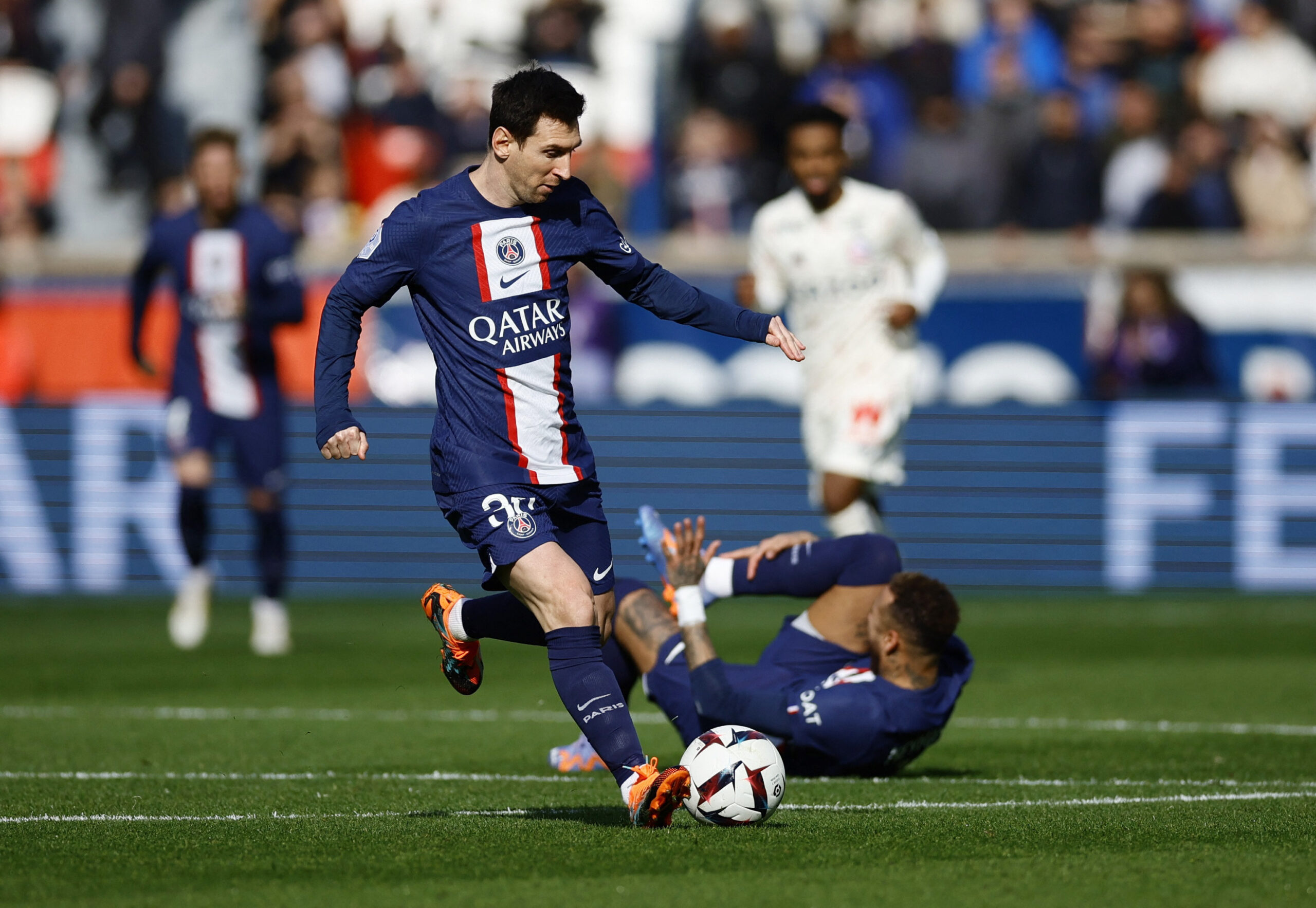 Messi scores stunning last minute free-kick to win match for PSG