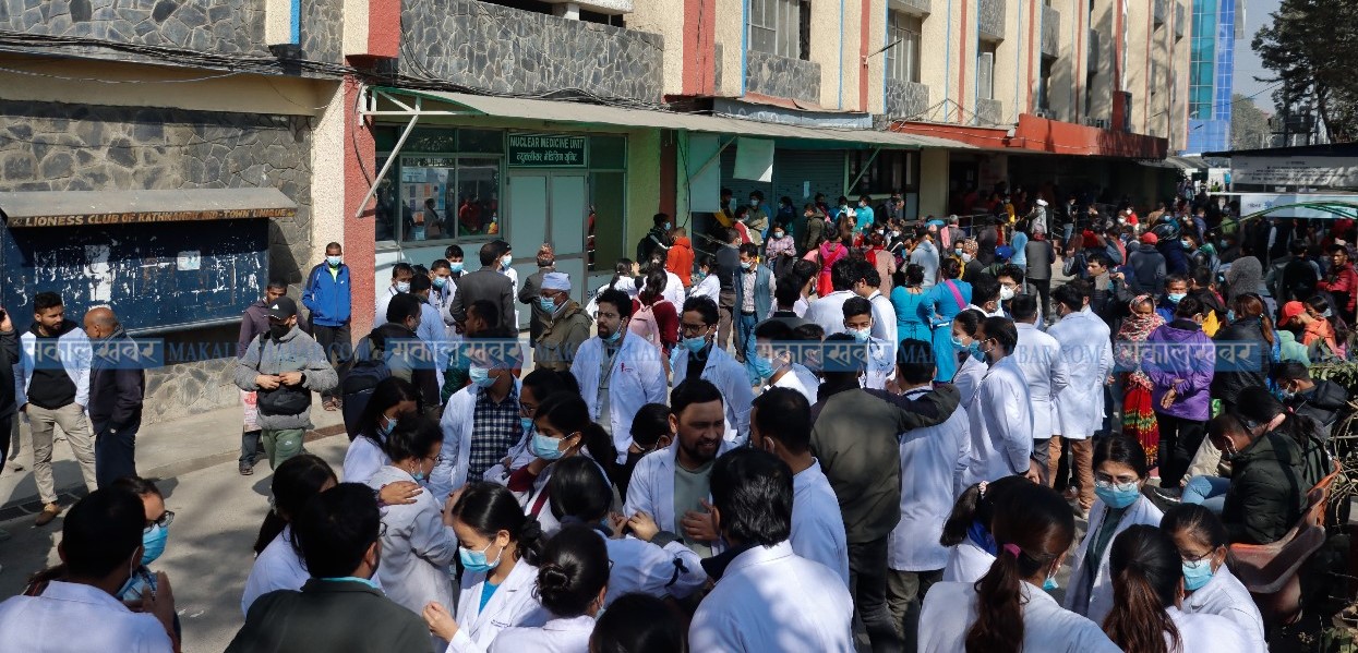 Doctor’s movement distress the patient, protest in Bir (photos included)