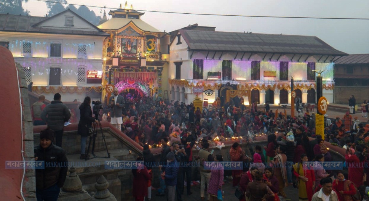 Maha Shivaratri: Crowds of worshippers at Pashupatinath Temple (photos included)