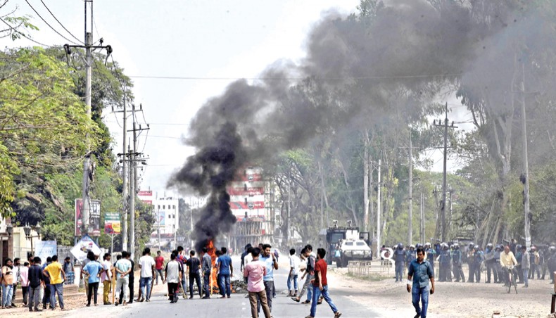 Bangladesh: Agitating college students lift off rail blockade
