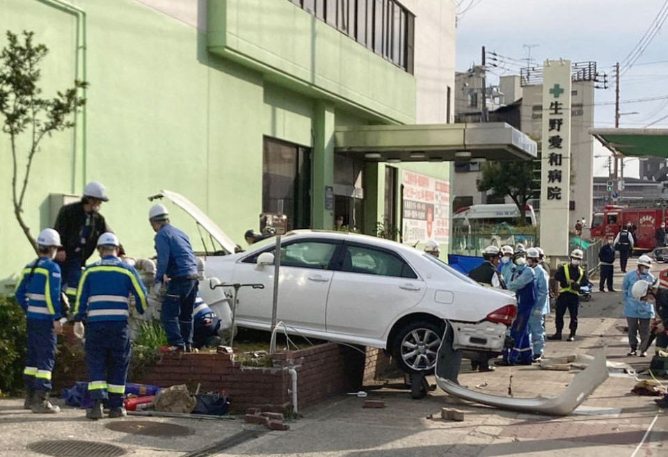 2 women killed as car crashes into hospital in western Japan – English ...