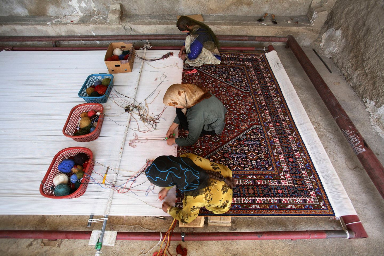 Afghan people indulge in carpet weaving amid economic crisis