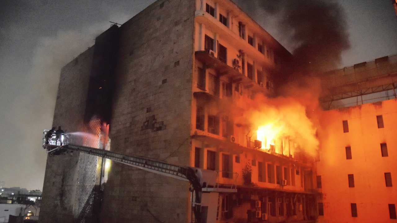 Massive fire inside commercial building kills 6 in India