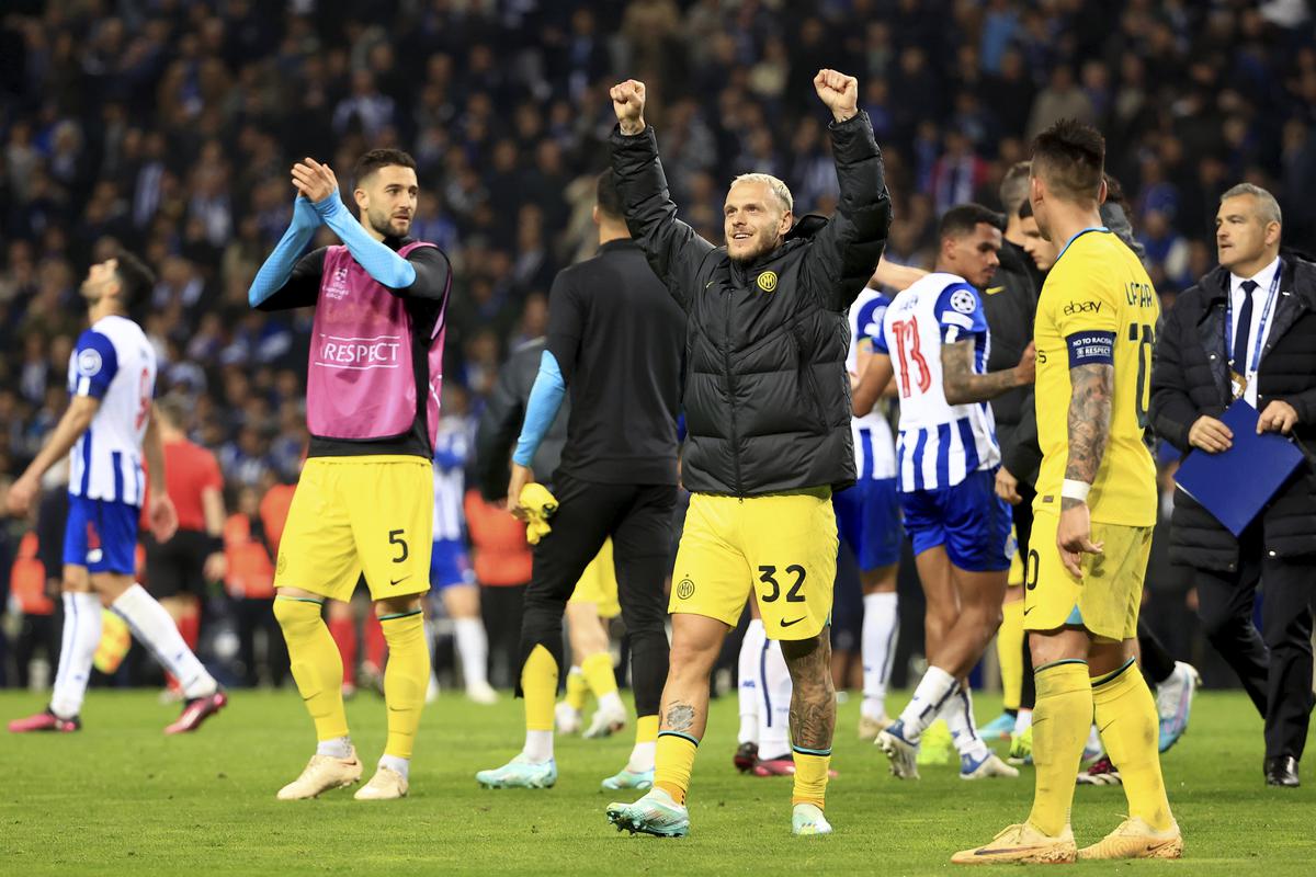 Inter Milan move into Champions League quarters