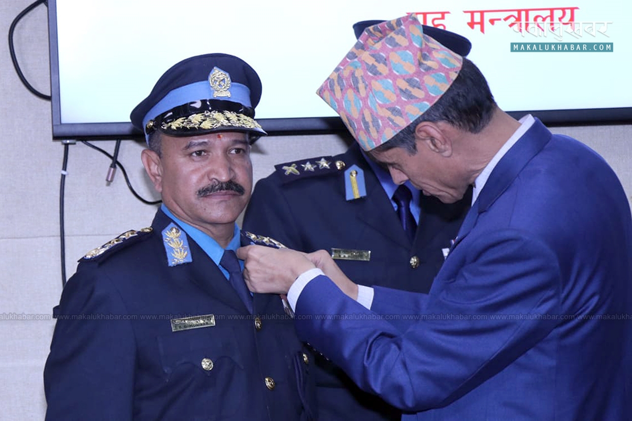 Newly appointed police chief Kunwar given a insignia