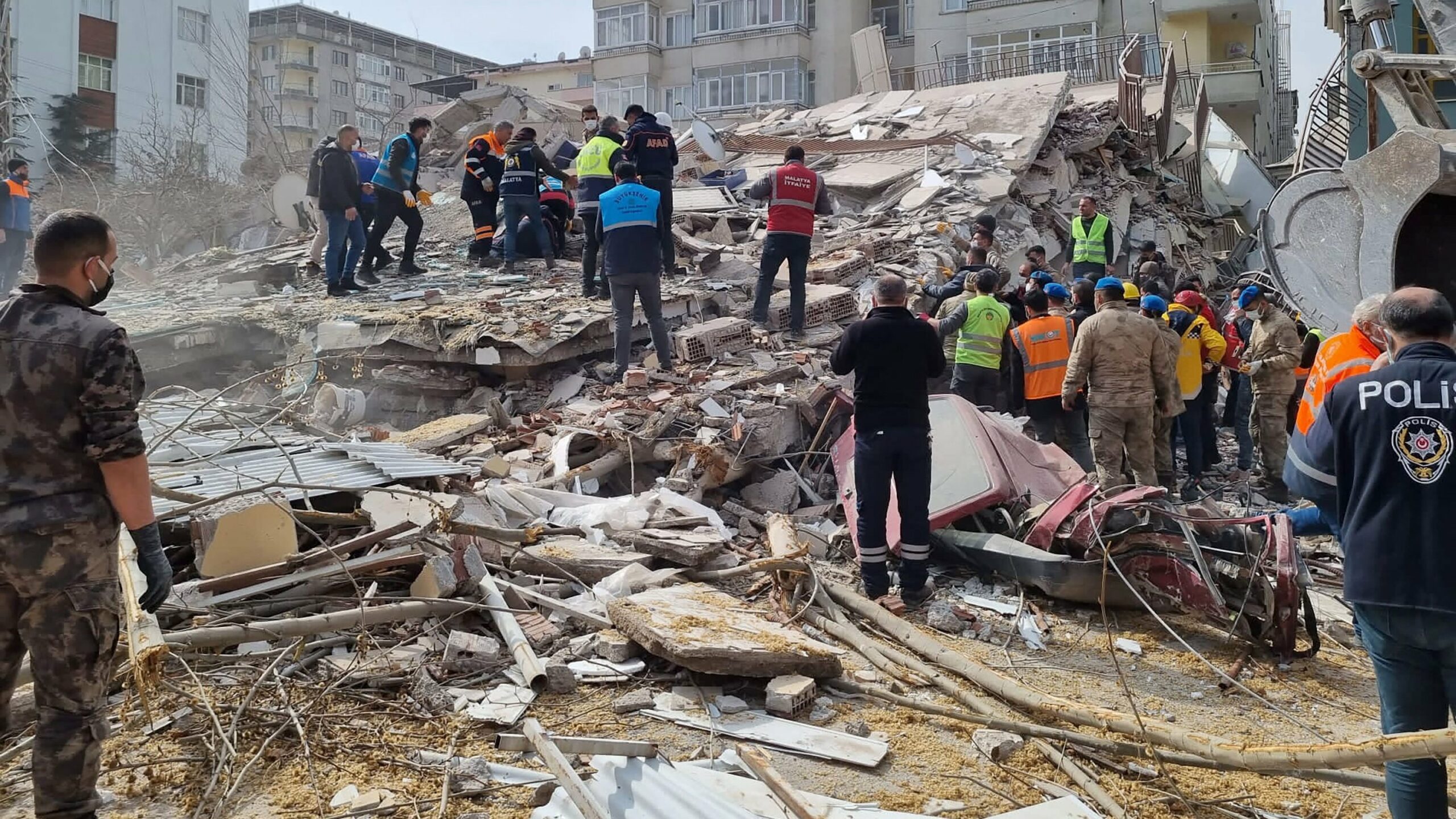 Turkey earthquake: Istanbul residents fear homes will collapse