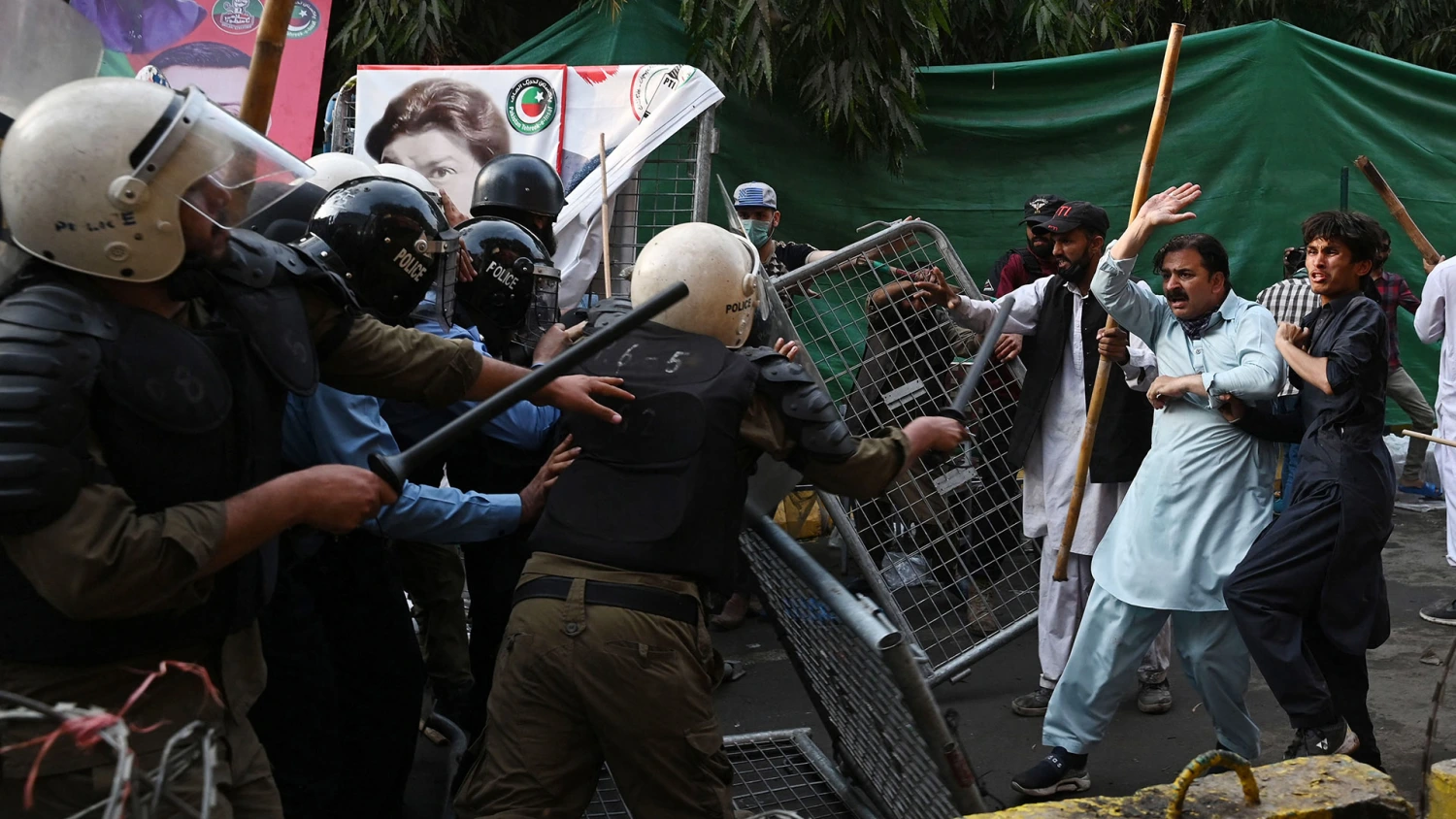 Clashes erupt in Pakistan as police try to arrest Imran Khan