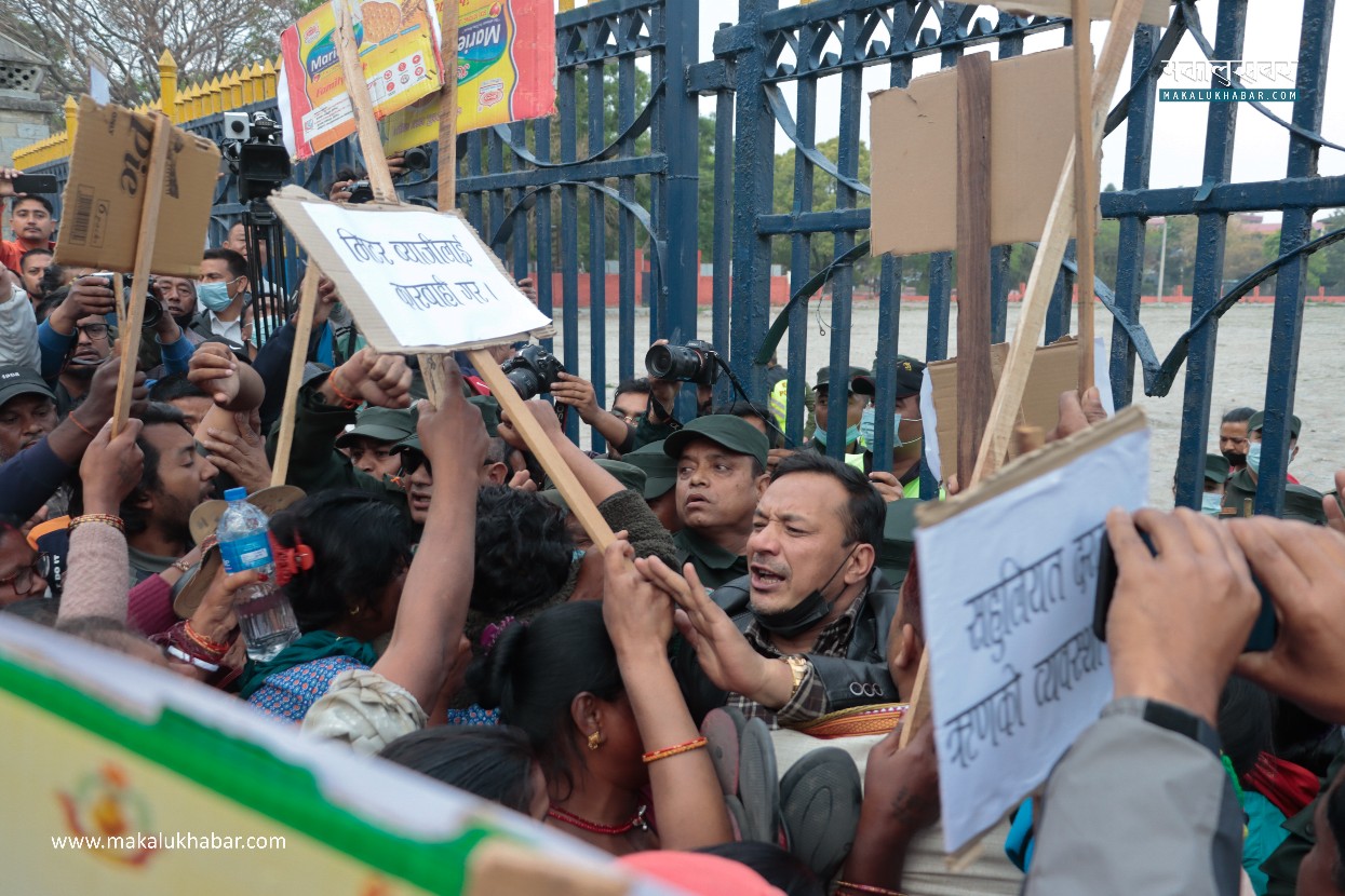 Tensions between victim of meter-badge victims & police in front of Khulla Manch