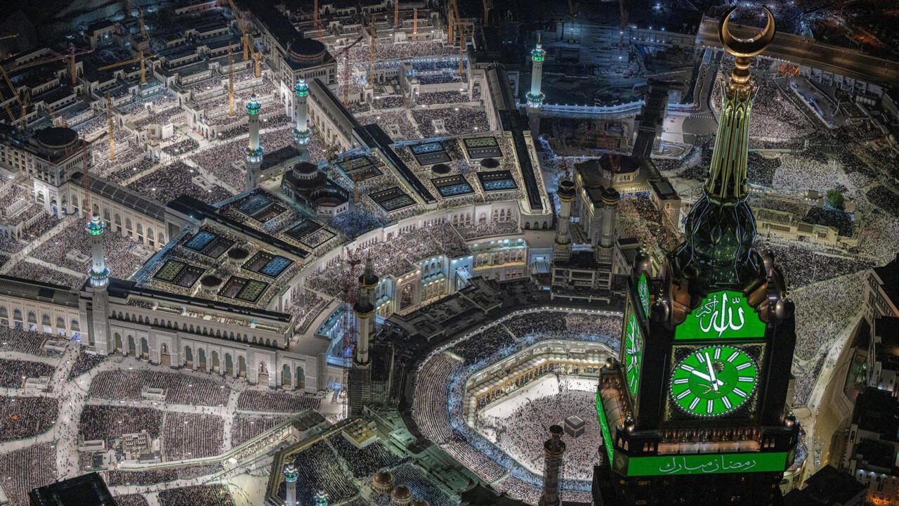 Muslims end Ramadan, begin holiday amid war, reconciliation
