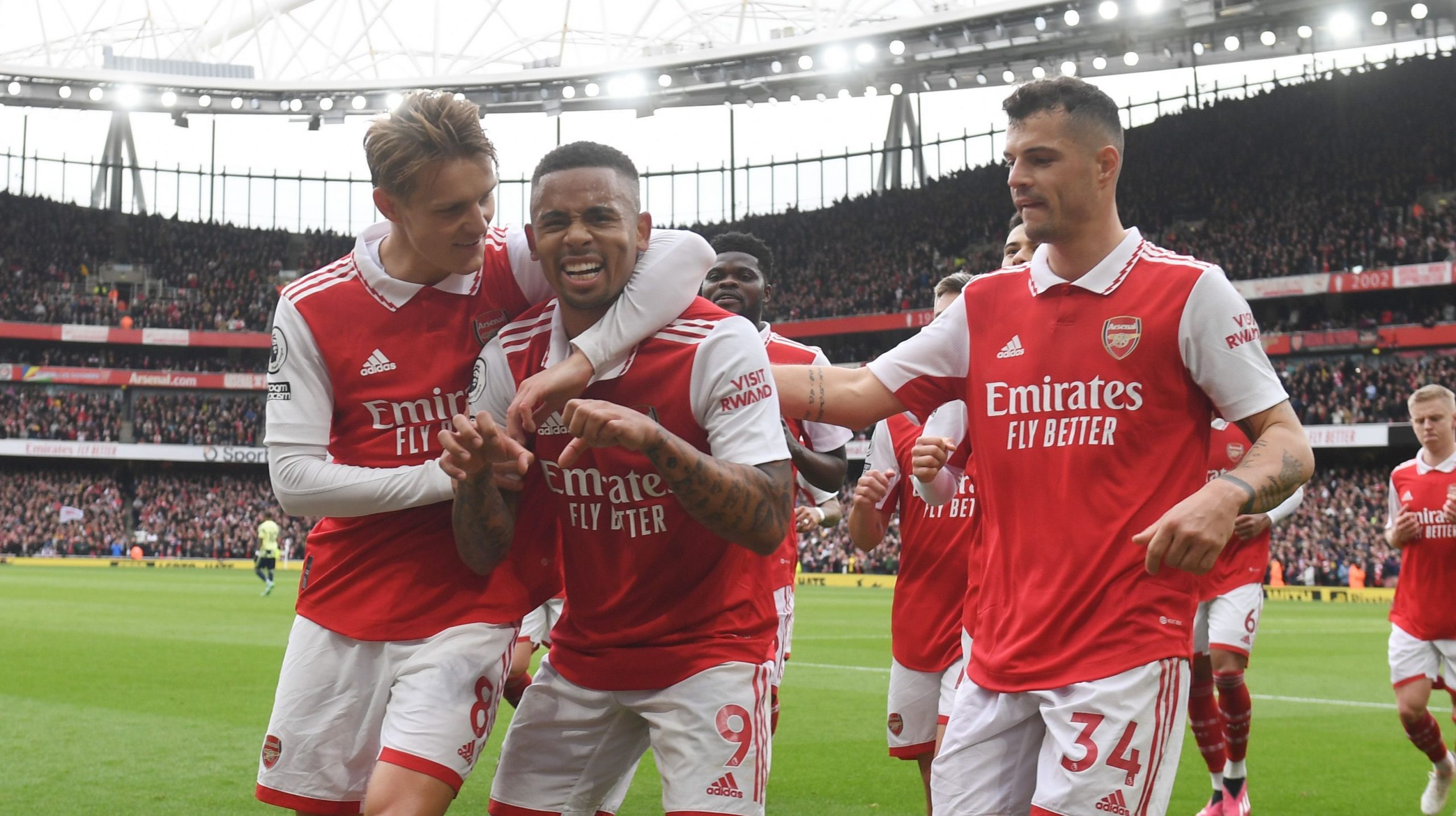 Arsenal leads by 8 points with win over Leeds