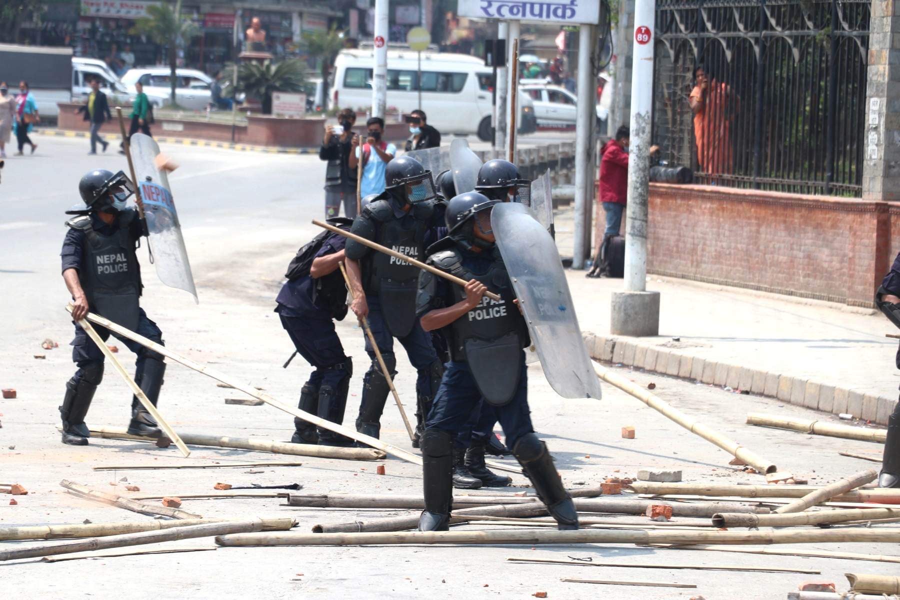 Clash between meter usury victims & police, some injured