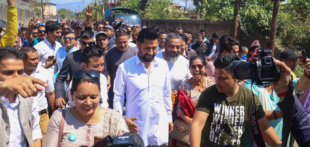 Line to greet & snap photographs with Rabi, who is under monitoring