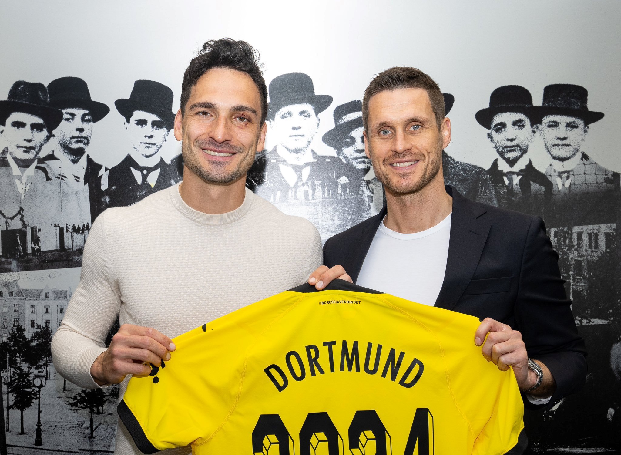 Dortmund signs Mats Hummels to a one-year contract