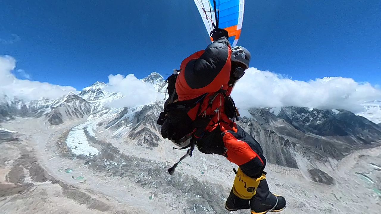 Chinese mountaineer paraglided on Mount Everest