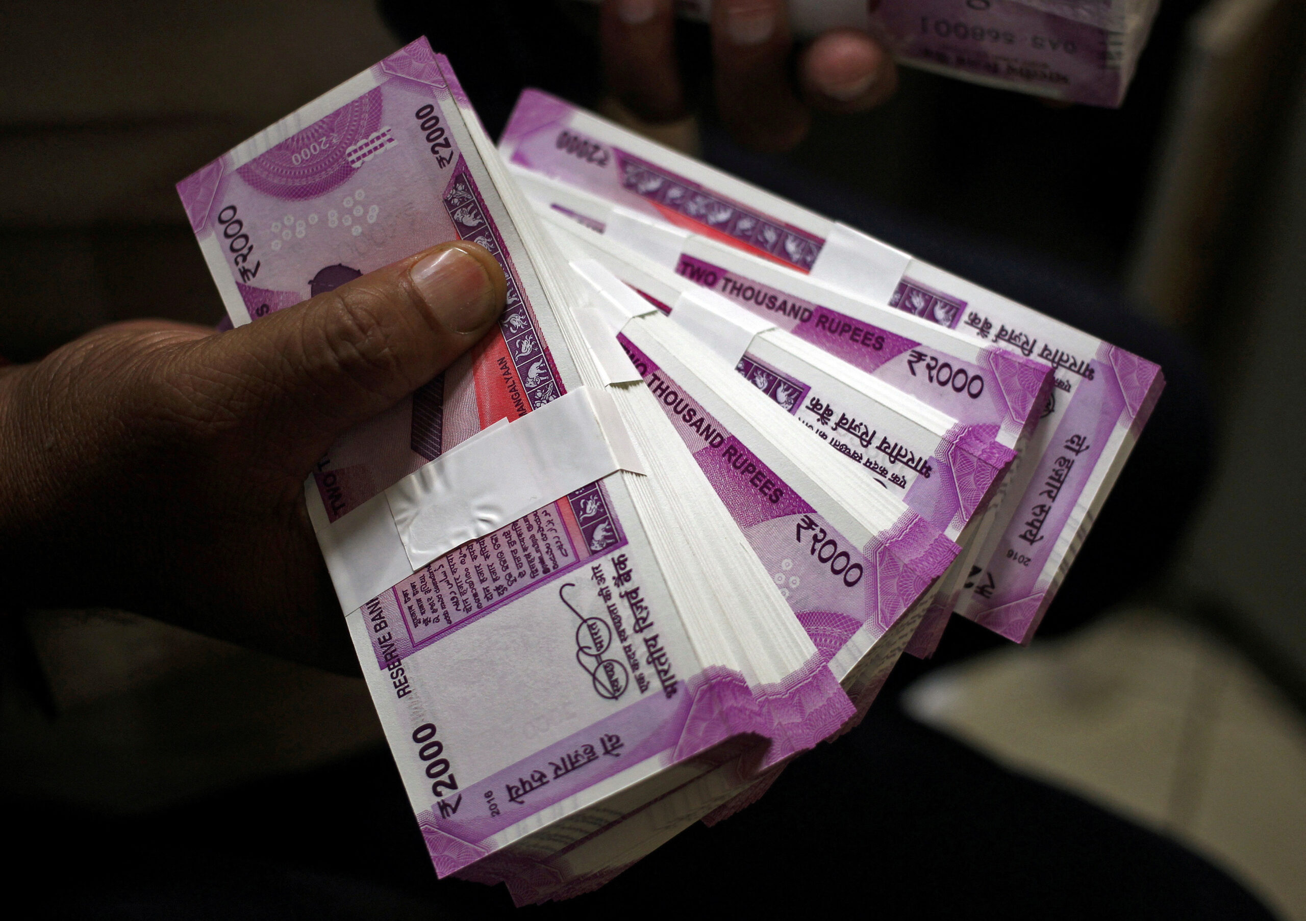 Withdrawal of 2,000-rupee currency notes to boost bank deposits in India: report