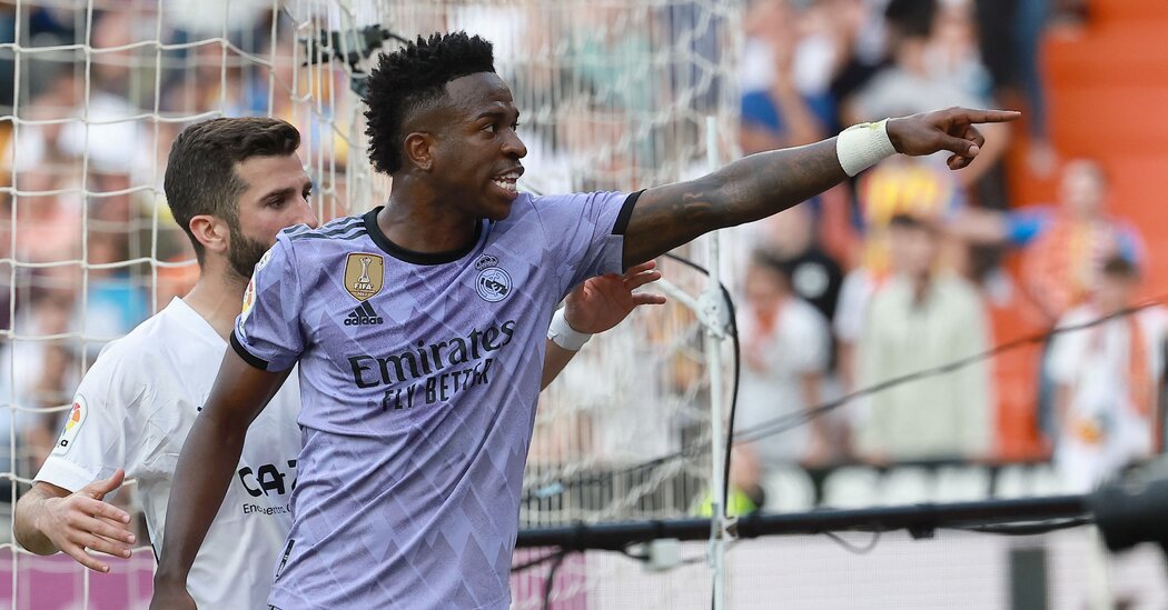 Seven punished for racist insults against Vinicius