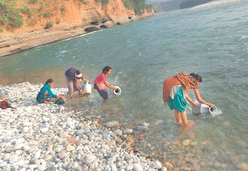 Dhodeni folks fetch impure drinking water from distant rivulet