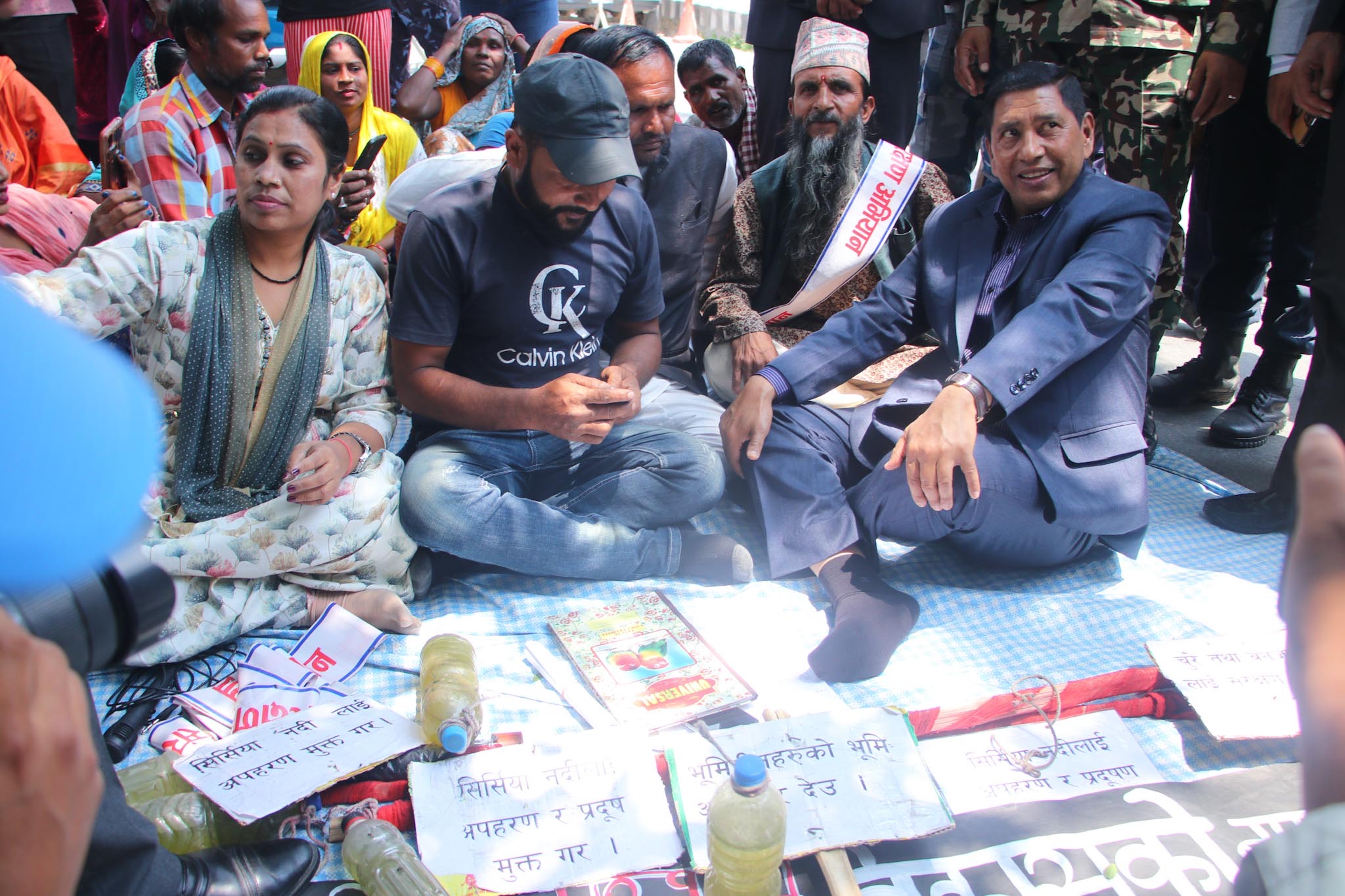 Home Minister visited Maitighar Mandala to meet the protestors (photos)