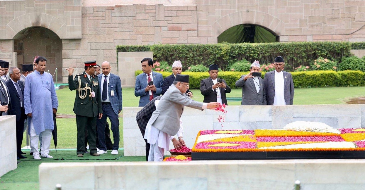 Pushpa Kamal made a flower offering at Gandhi’s Mausoleum (Photos)