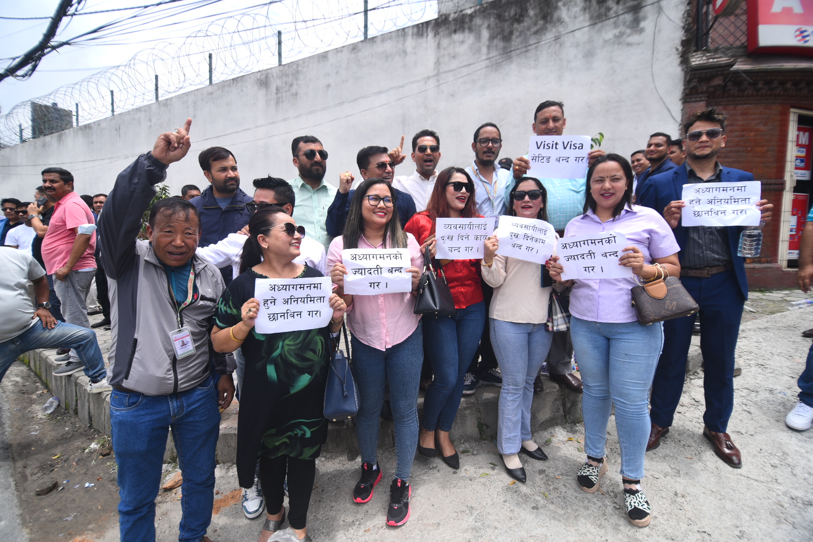 Foreign employment professionals encircled immigration office (photos)