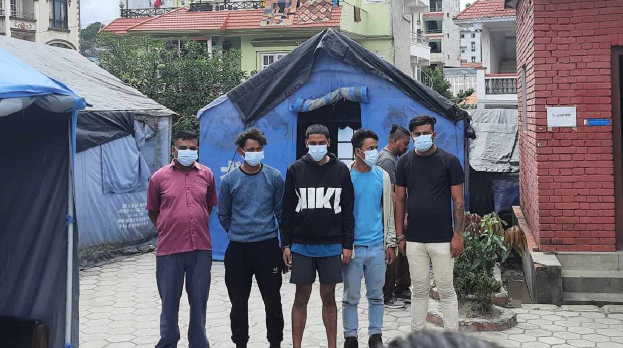Five arrested for robbing gold jewelry