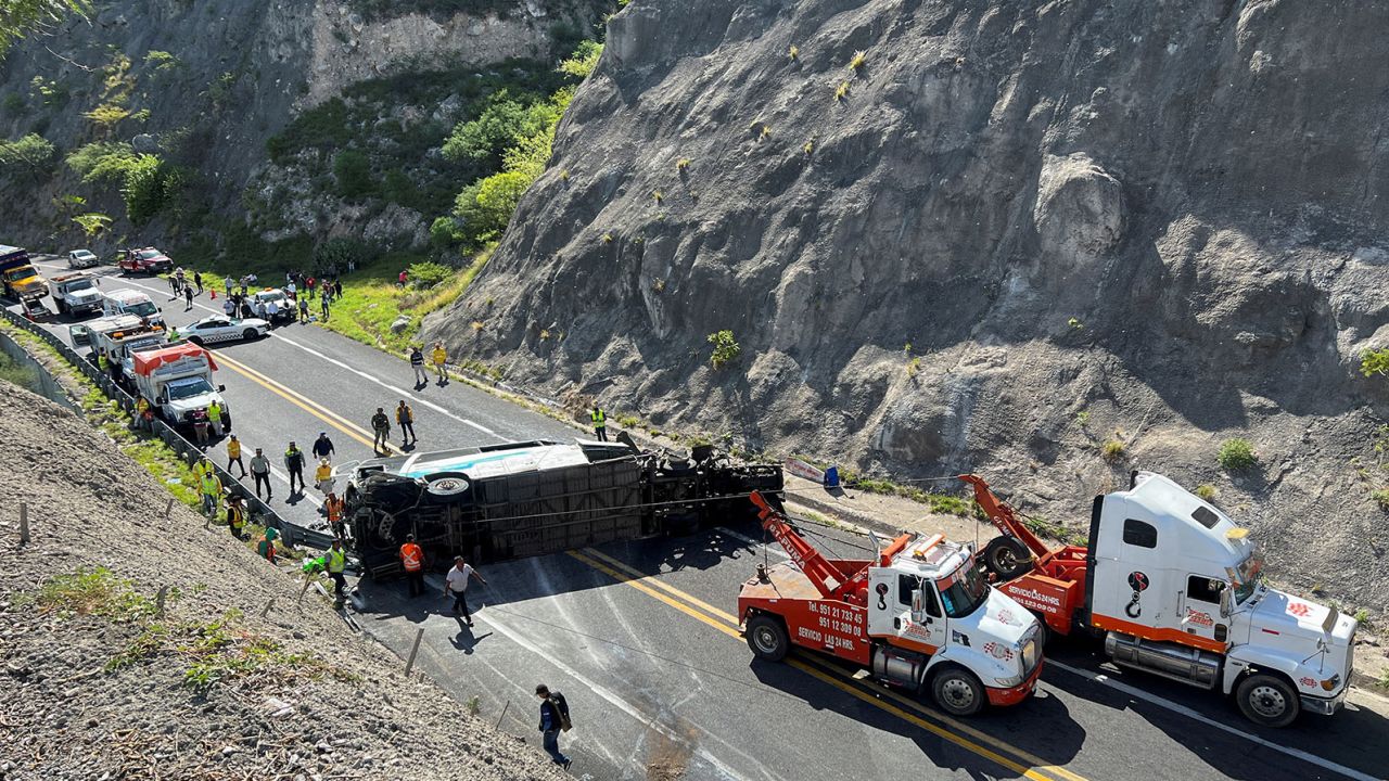 16 people killed in Mexico bus crash