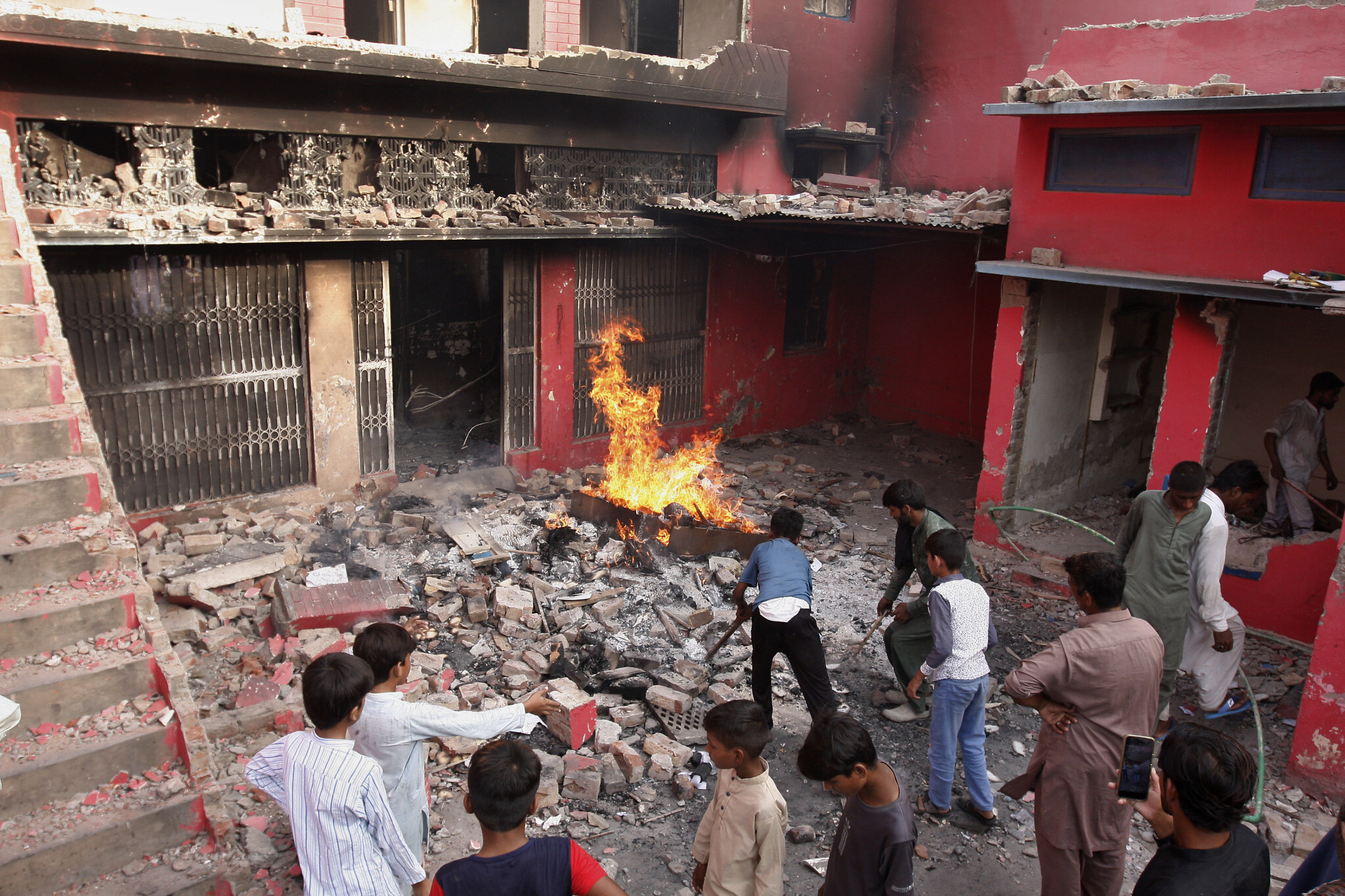 Pakistan: Mob burns churches over blasphemy claims