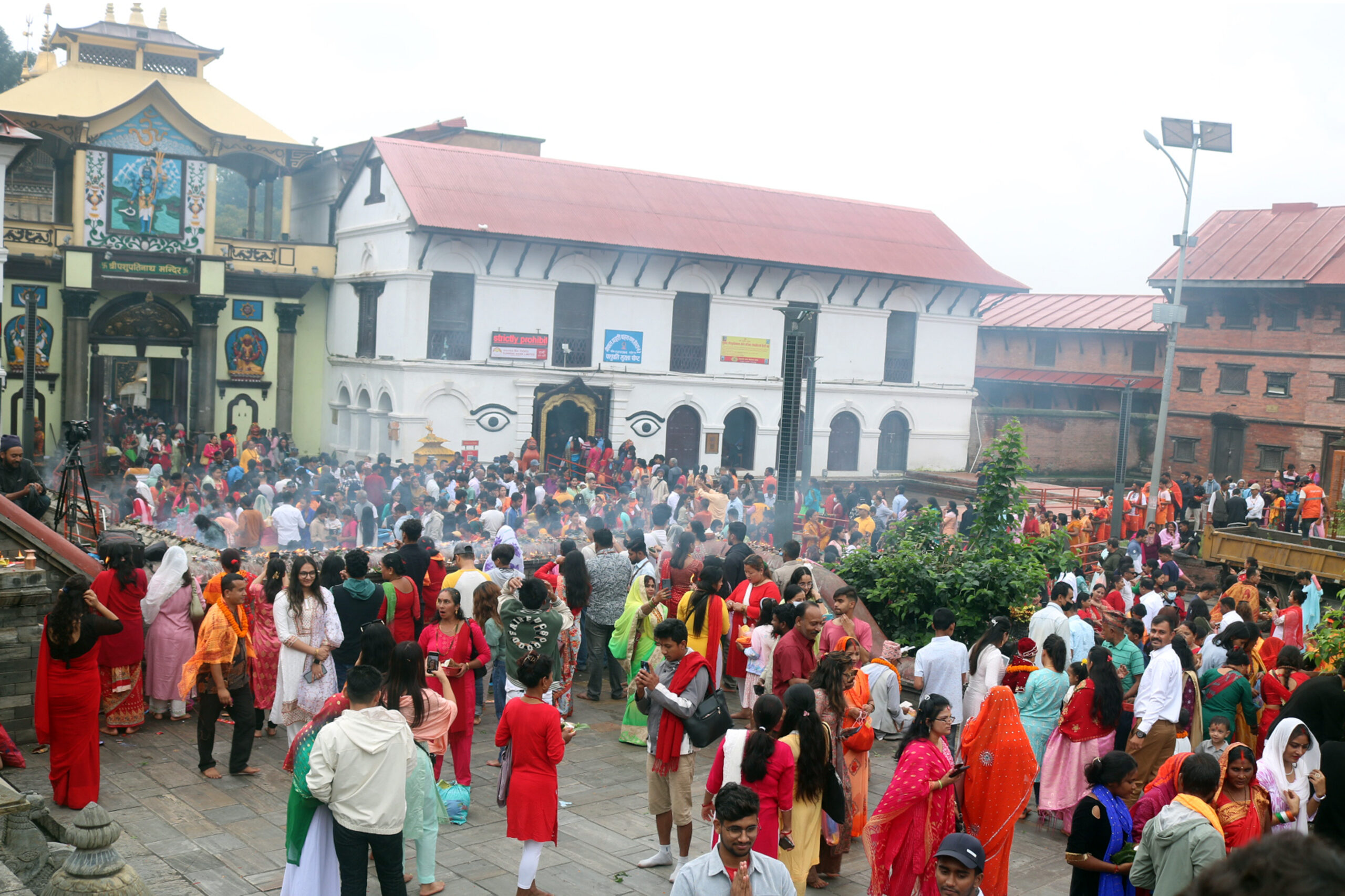 Devotees flock to Pashupatinath temple to mark last Shrawan Monday (photos)