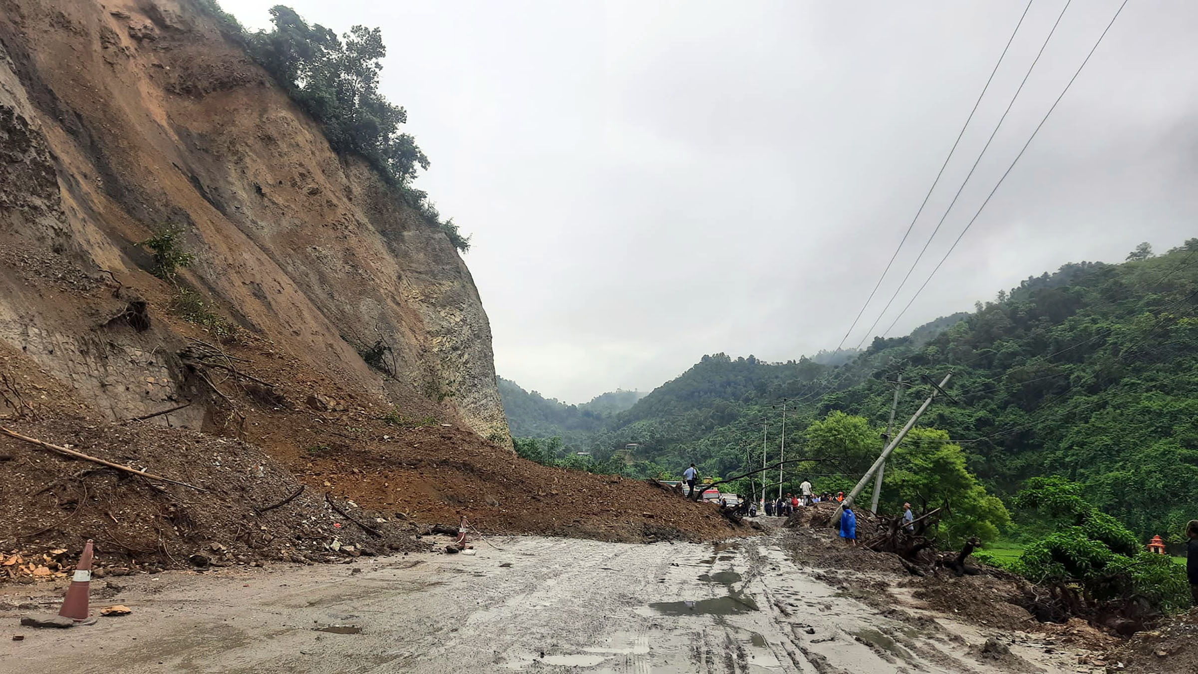 Traffic resumes in landslide-obstructed Prithvi Highway