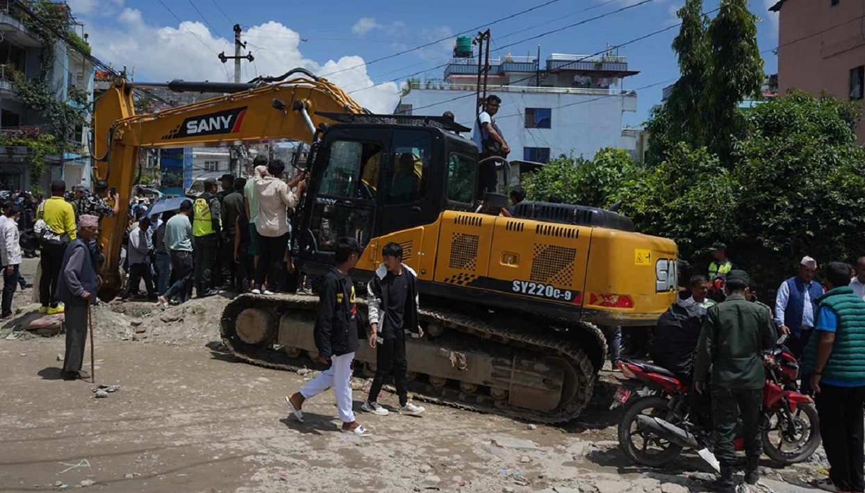 KMC dozer in Kapan, locals protested