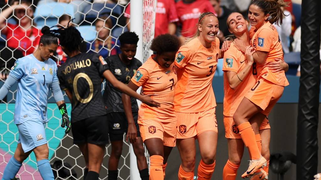 Netherlands hold off South Africa in quarterfinals