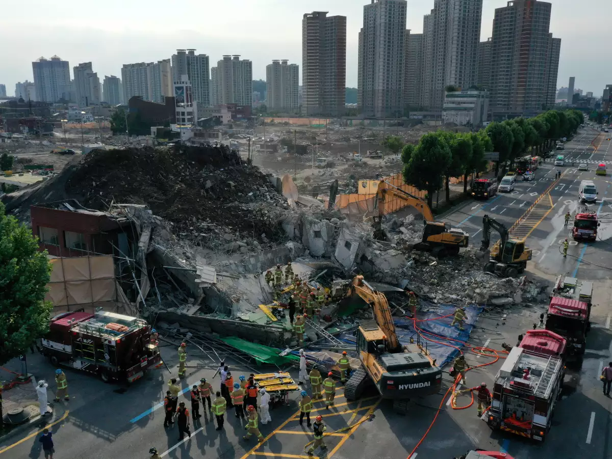 2 dead, 4 injured in S. Korea’s building floor collapse