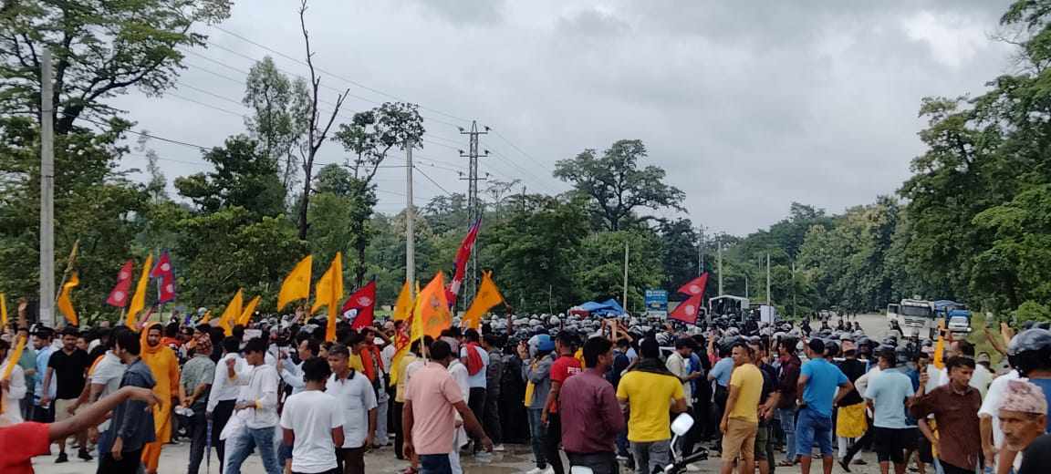 Heightened security at Dharan entry point amidst Hindu demonstration in Itahari (photos)