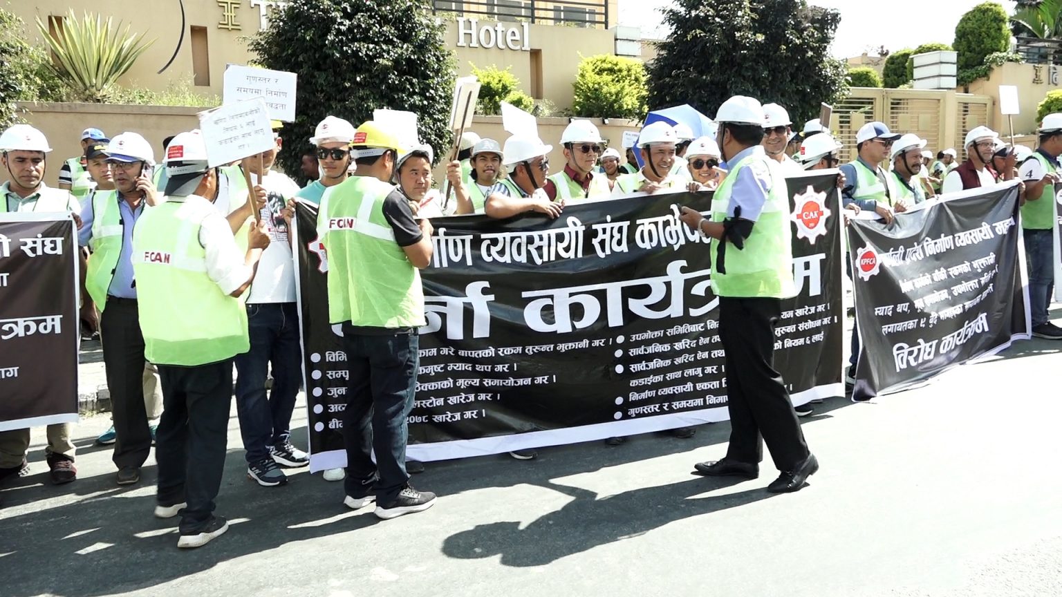 Construction workers protest continues (photos)
