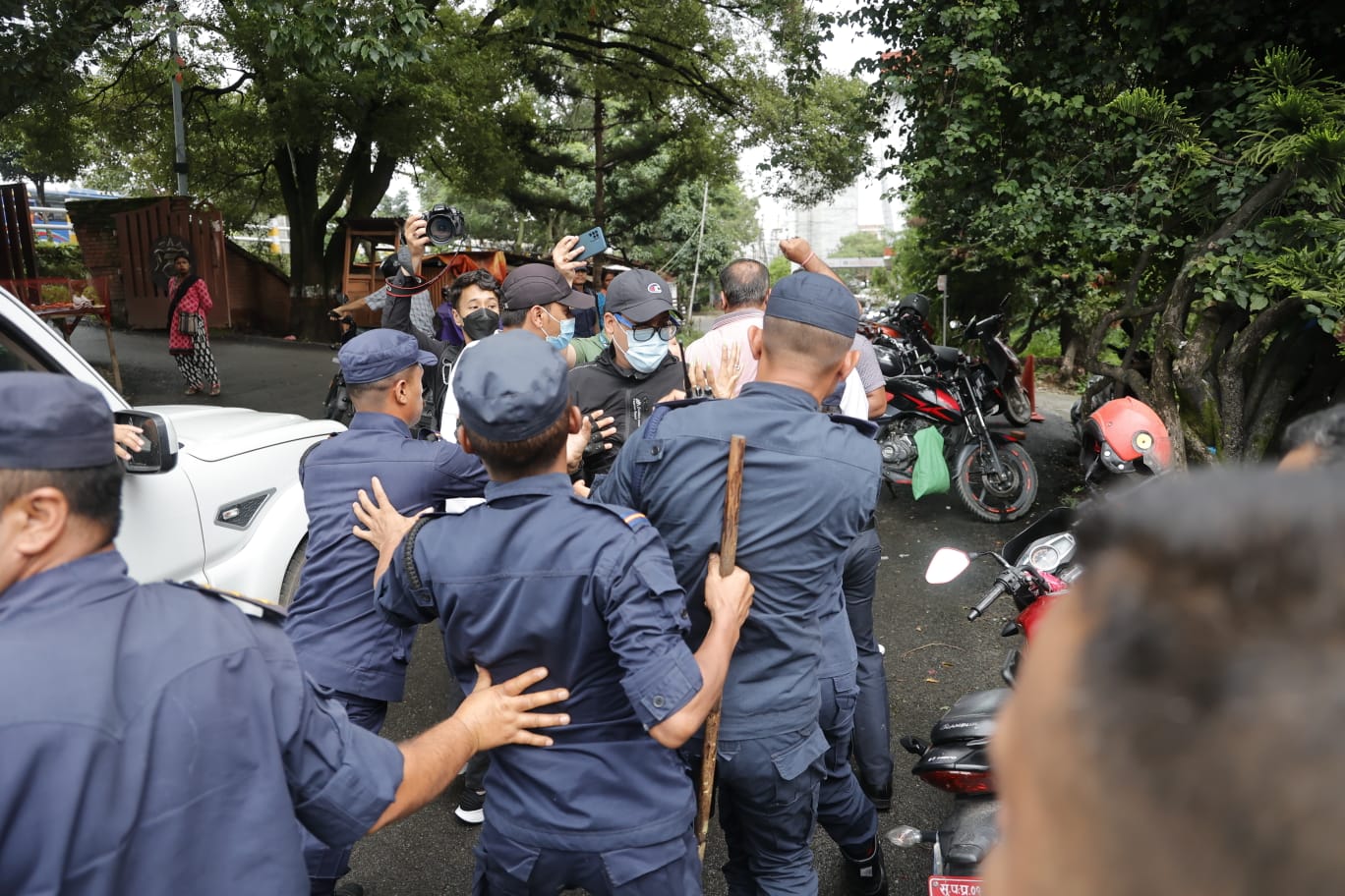 MP Sunil Sharma manhandled by police (photos)