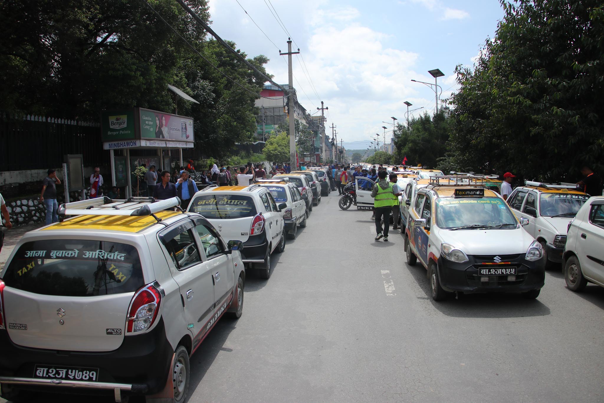 Taxi drivers take to streets, demand action against red plate vehicles carrying passengers (photos)