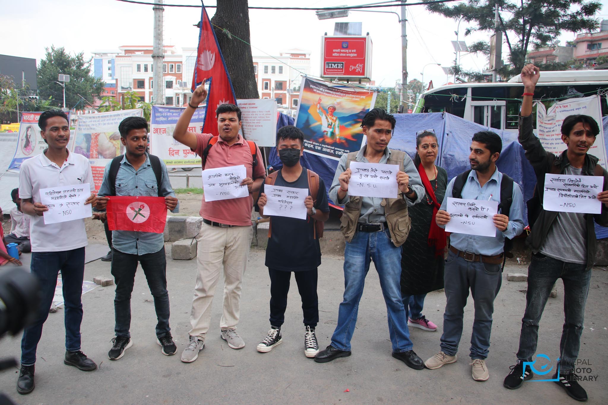 NSU Tri Chandra stages protest in Maitighar over soaring prices (photos)