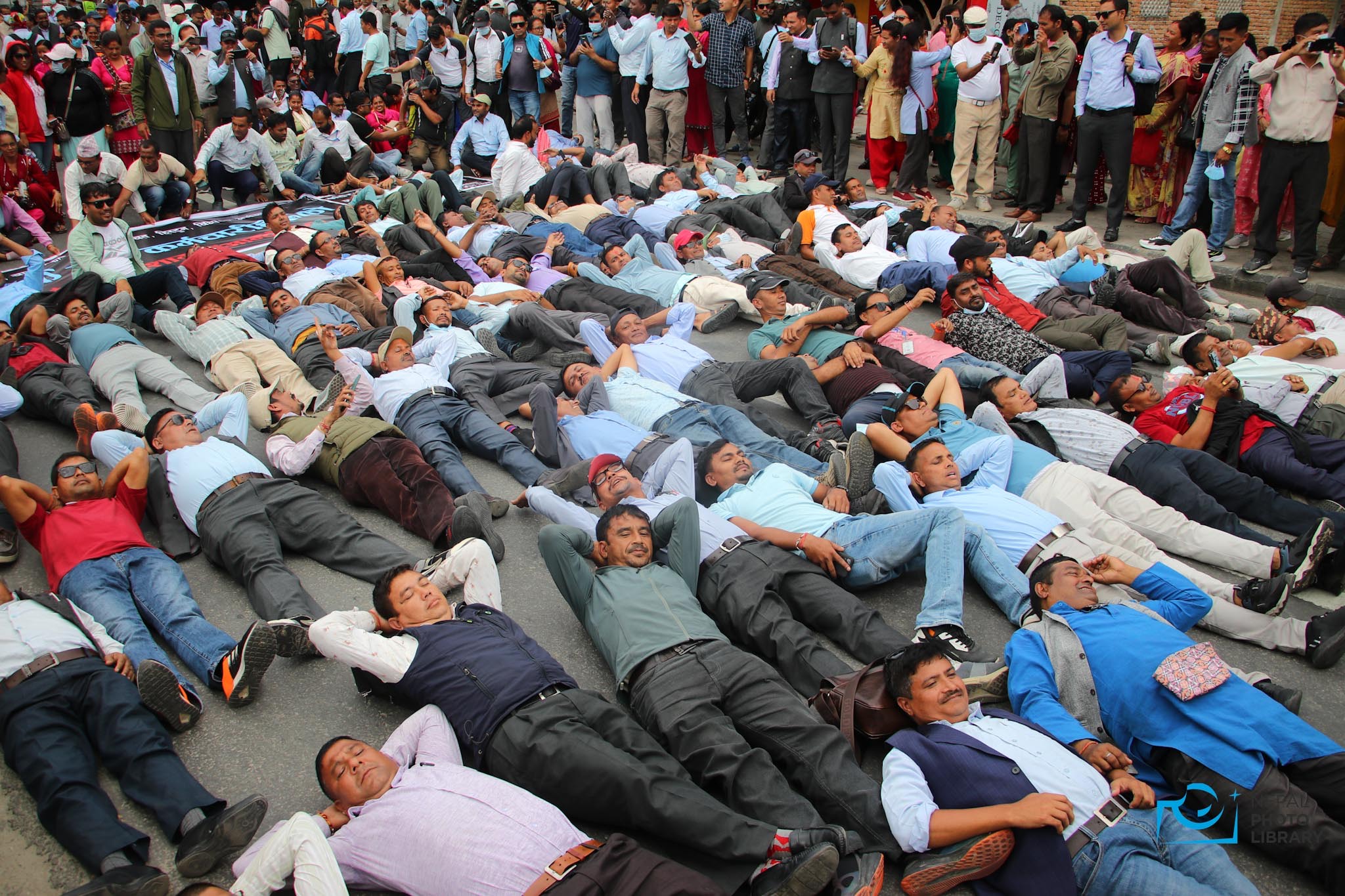 Relief teachers continue to protest: sleeping on roads for their demands (photos)