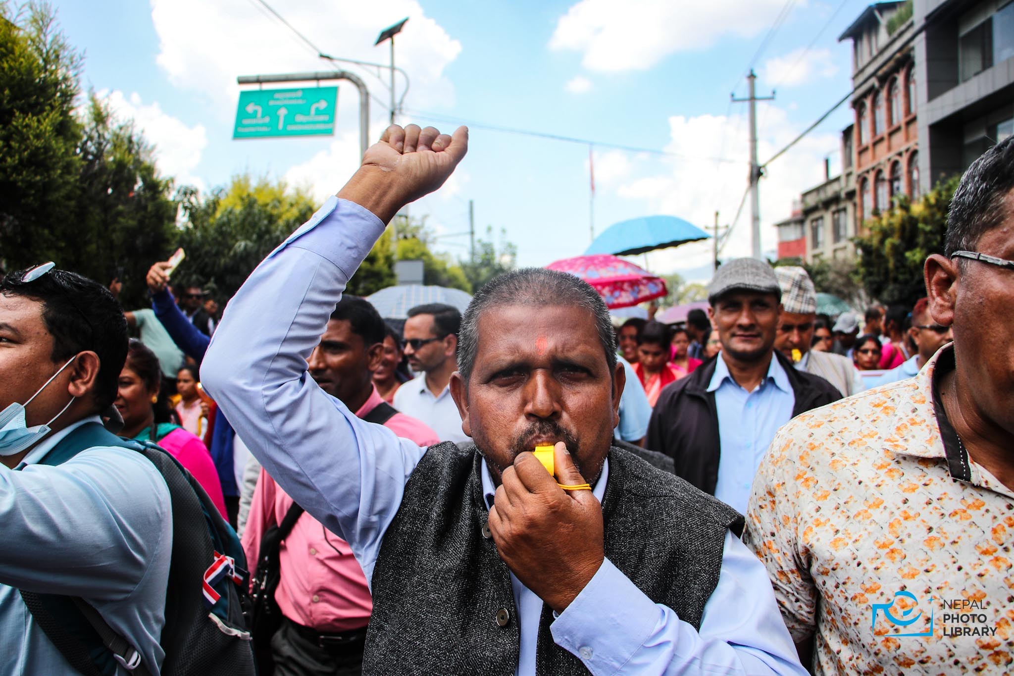 Relief teachers’ demonstrations continue with whistleblowing (photos)