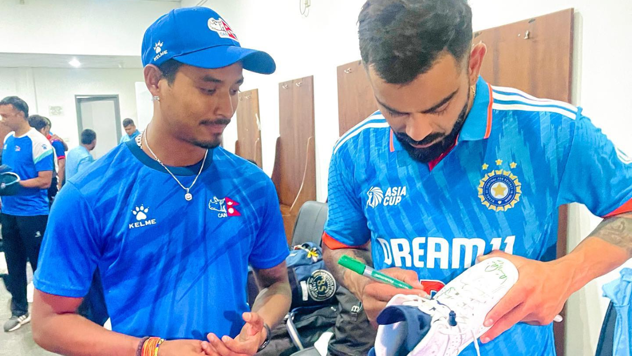 Taking an autograph from Virat, Sompal said – ‘Kohli is not a cricketer but a emotion’