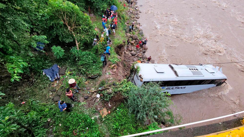 4 dead after migrant bus plunges into Honduran river