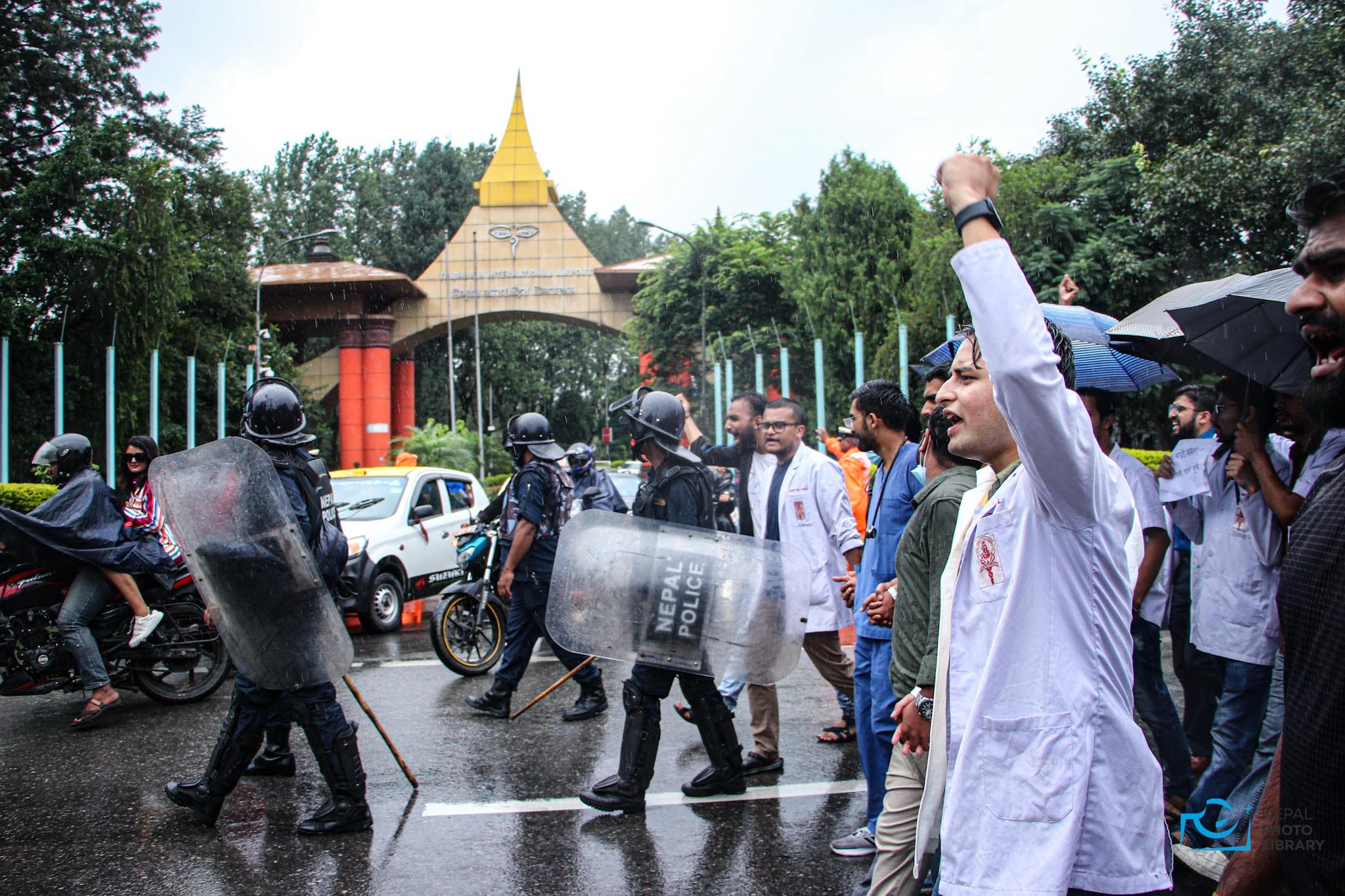 KMC doctors stage sit-in in front of police cordon in rain (photos)